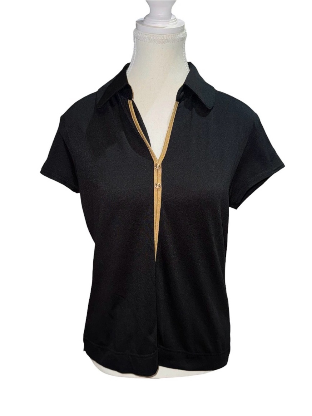 Short sleeve golf polo with metallic trim